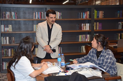 Kaymakamımız Şenol ÖZTÜRK, Konya Büyükşehir Belediyesi Karapınar Kitap Kafe ve Selimiye Külliyesi Millet Kıraathanesini Ziyaret Etti
