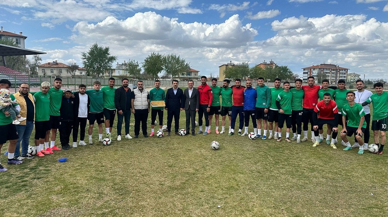 Kaymakamımız Şenol Öztürk ve Belediye Başkanı İbrahim Önal'dan KarapınarBelediyespor ’a Play-Off müsabakaları öncesi destek ziyareti