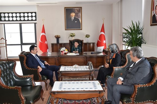 "23 Nisan’ın Minik Kaymakamı Azra Oldu"