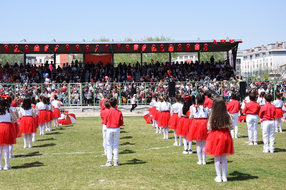 Karapınar’da 23 Nisan Ulusal Egemenlik ve Çocuk Bayramı, düzenlenen törenlerle coşkuyla kutlandı