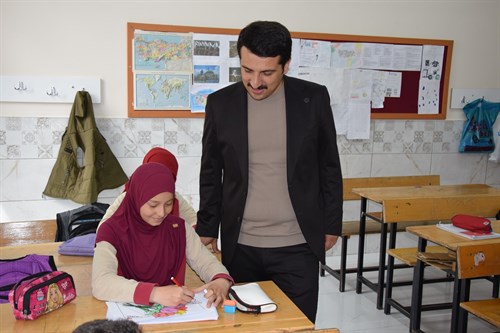 Kaymakamımız Şenol Öztürk, Hacı Osman Arı İmam Hatip Ortaokulu’nda incelemelerde bulundu