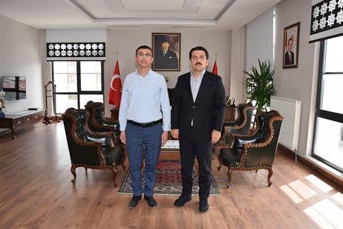 İlçemiz’ de yeni görevine başlayan Ziraat Bölge Şefi Mustafa Koray UĞUR, Kaymakamımız Şenol ÖZTÜRK’ ü makamında ziyaret etti 